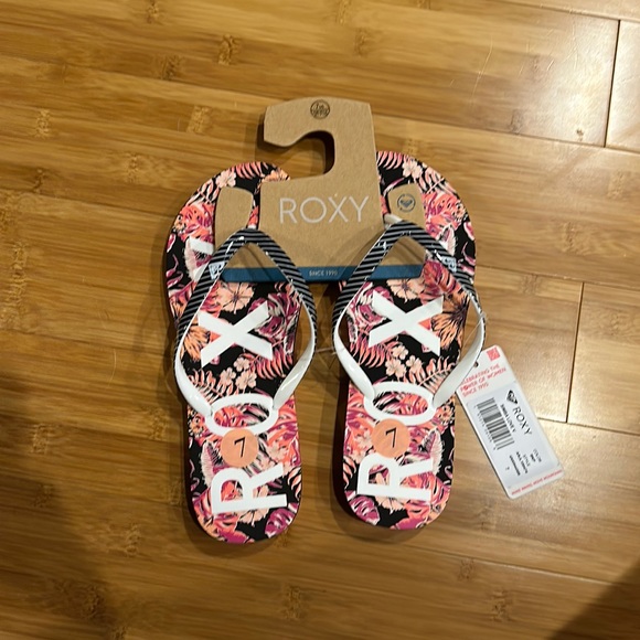 Roxy Shoes - NWT Roxy flip flops size 7 women’s